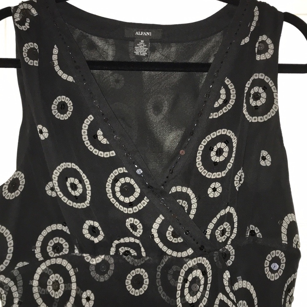 Silk sleeveless blouse with sequins.